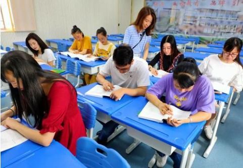 教育行业成 新宠 ,13个岗位抢1人,求职期望有变化
